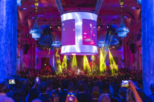 Verzerrungsfreie Livebilder und Visual Content dank Projektionskubus