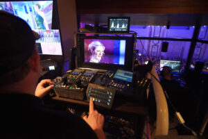 Live-Übertragung des Programms in andere Räumlichkeiten dank Kamerazügen und ferngesteuerten Kameras