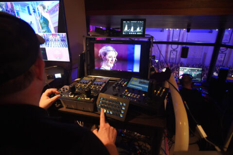 Live-Übertragung des Programms in andere Räumlichkeiten dank Kamerazügen und ferngesteuerten Kameras