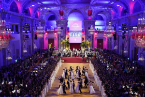 102. Elmayer-Kränzchen in der Wiener Hofburg mit über 700 Debütantinnen.