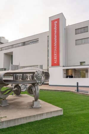 Die Veranstaltungs-Banner vor dem historischen Gebäude wurden mit gekonnter Lichtinszenierung in Szene gesetzt 