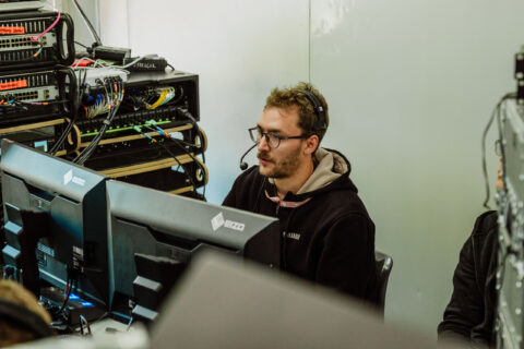 Reibungslose interne Kommunikation des zwölfköpfigen Teams über mehrere Funkkanäle