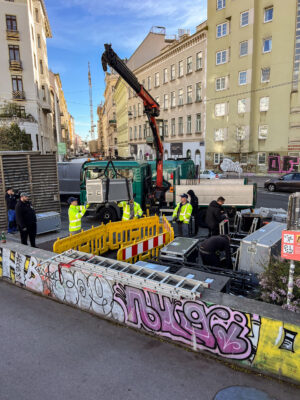 Die technische Ausstattung wurde mittels LKW-Kran in die Tiefe hinabgelassen