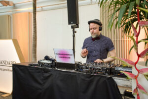 Im Rahmen der Audiotechnik waren wir auch für die musikalische Begleitung durch einen DJ verantwortlich