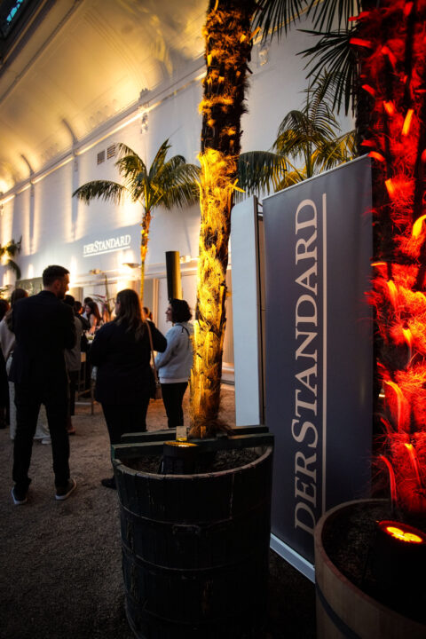 Zehn Lautsprecher und sechs Subwoofer sorgten im Außenbereich für eine an die Umgebung angepasste und im Innenbereich für eine gut verständliche Atmosphäre