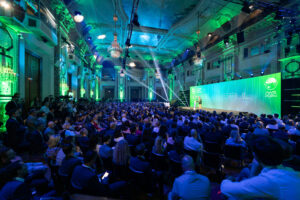 Um auch 2024 wieder eine ganz besondere Plattform für die prominente Klimakonferenz zu kreieren, wurde zusätzlich ein Experte für Bühnendesign ins Boot geholt