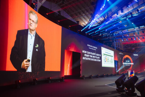 Die Global Stage des 4GAMECHANGERS Festival wurde als curved LED-Display umgesetzt