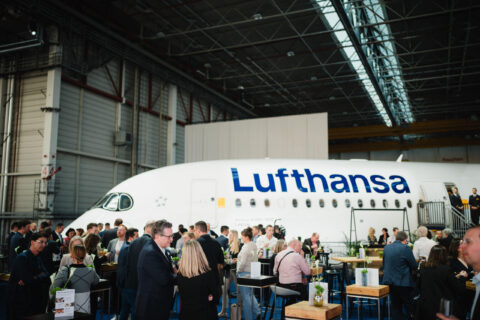 Vormittags konnten Journalisten, nachmittags Mitarbeiter und abends Top-Status-Kunden und B2B-Partner den Flieger ohne Hürde von außen und innen bestaunen und erkunden