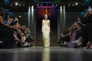 Veranstaltungen wie eine Fashionshow eröffneten neue Perspektiven auf CARTIERS prominente Fauna durch die Inszenierung unerwarteter Begegnungen