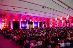 Sowohl die Beschallung als auch die Beleuchtung von Bühne und Architektur wurden an die unterschiedlichen technischen Anforderungen der Künstler neu angepasst