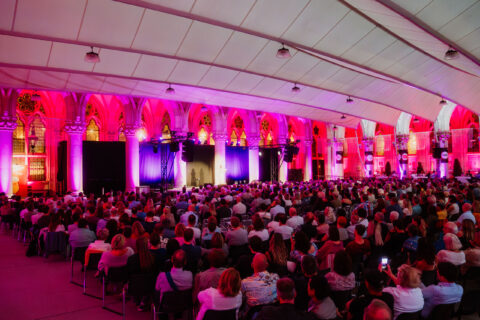 Sowohl die Beschallung als auch die Beleuchtung von Bühne und Architektur wurden an die unterschiedlichen technischen Anforderungen der Künstler neu angepasst