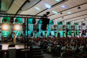Bei der wunderschönen, aber anspruchsvollen Architektur des Arkadenhofs musste eventtechnisch einiges beachtet werden, um dem Publikum friktionsfreie Kabarett-Abende zu ermöglichen