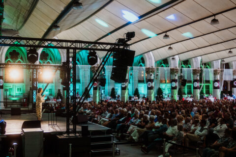 Bei der wunderschönen, aber anspruchsvollen Architektur des Arkadenhofs musste eventtechnisch einiges beachtet werden, um dem Publikum friktionsfreie Kabarett-Abende zu ermöglichen