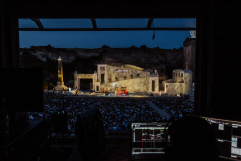 Dank modernster Projektionstechnik konnten 3D-Visualisierungen millimetergenau auf die Kulisse übertragen werden