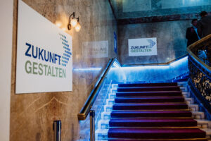 Ein innovatives Beleuchtungskonzept brachte die historischen Räumlichkeiten im wahrsten Sinne zum Strahlen – angefangen vom Eingangsbereich bis zu den beiden Festsälen