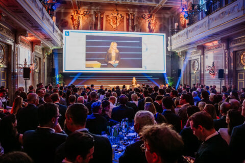 Dank lichtstarker Projektionen konnten sowohl live übertragene Bühnengeschehnisse als auch relevante Grafiken im gesamten Festsaal mitverfolgt werden