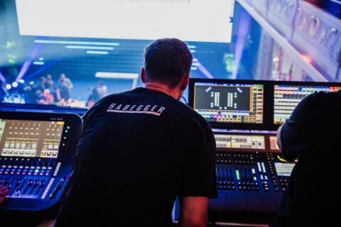 Um Diskussionen und Keynotes für alle gut verständlich zu machen, setzten wir auf ein ausgeklügeltes Beschallungskonzept im Festsaal